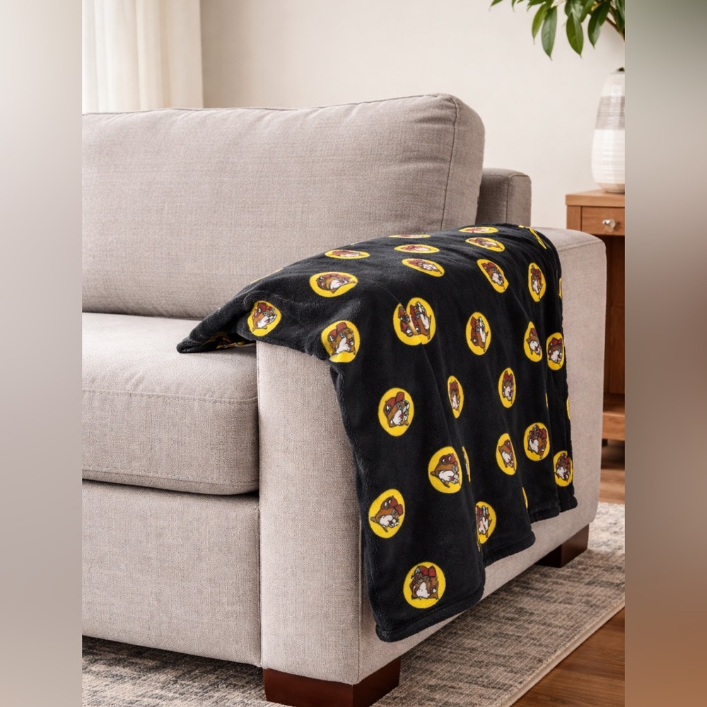 Buc-ee’s Black Blanket with Buc-ee’s Print